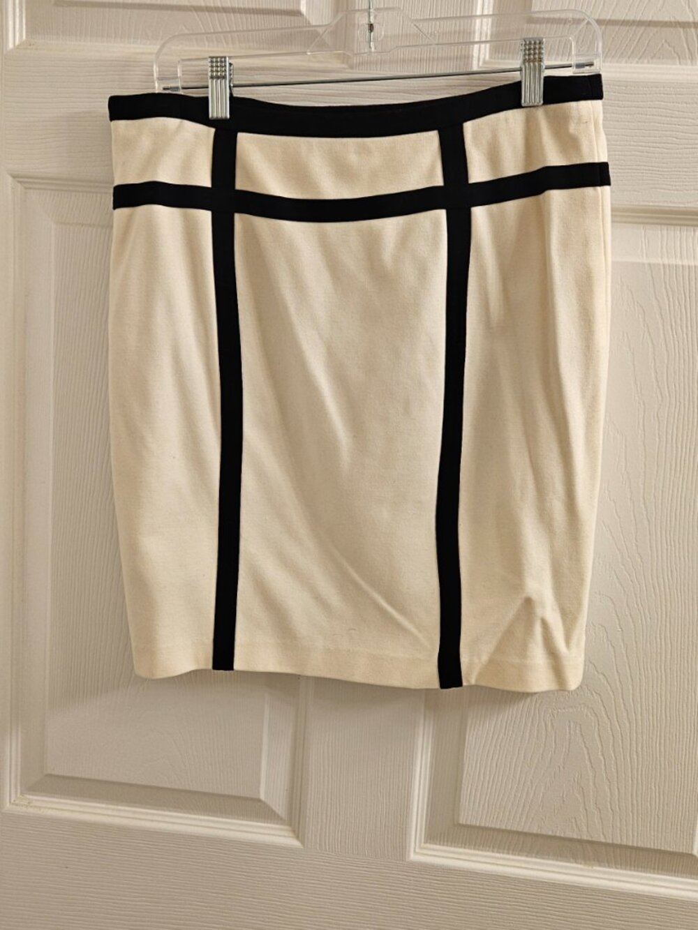 Cache Skirt, Size 4 - Picture 2 of 3